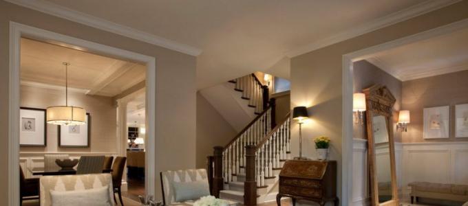 Гостиная с лестницей на второй этаж: особенности оформления и рекомендации (27 фото) Интерьер гостиной с лестницей посередине